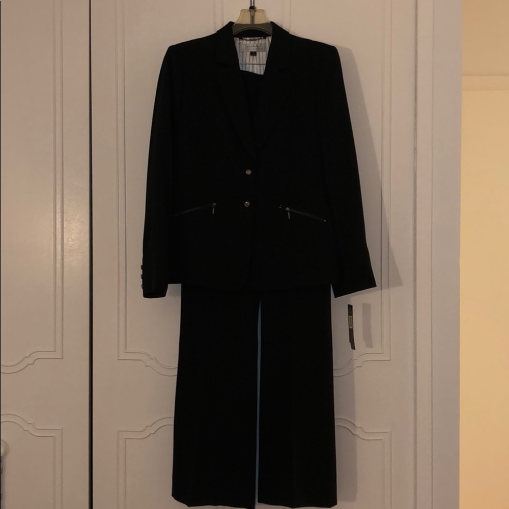 TAHARI "EDGERTON SUIT"